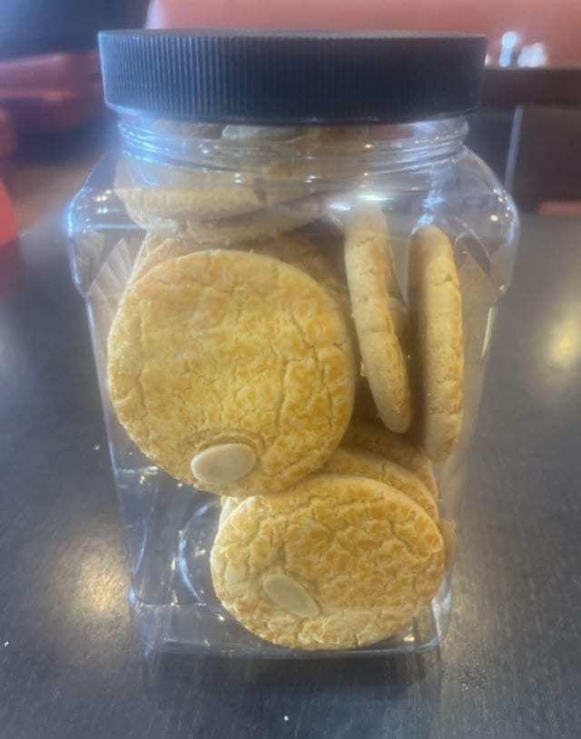 Almond cake (22 pieces) / 杏仁饼 （22 片）.