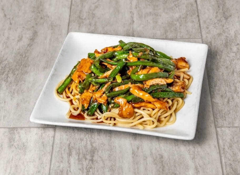 Chicken lo mein with string beans / 鸡肉四季豆捞面.