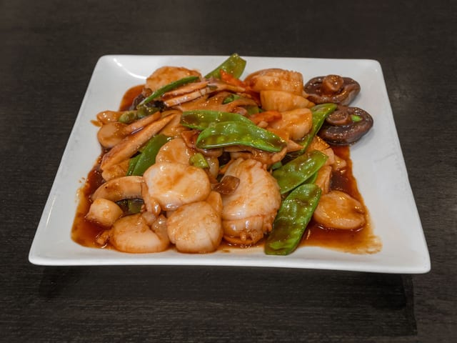 Scallops with black mushrooms & bamboo shoots / 双冬干贝.