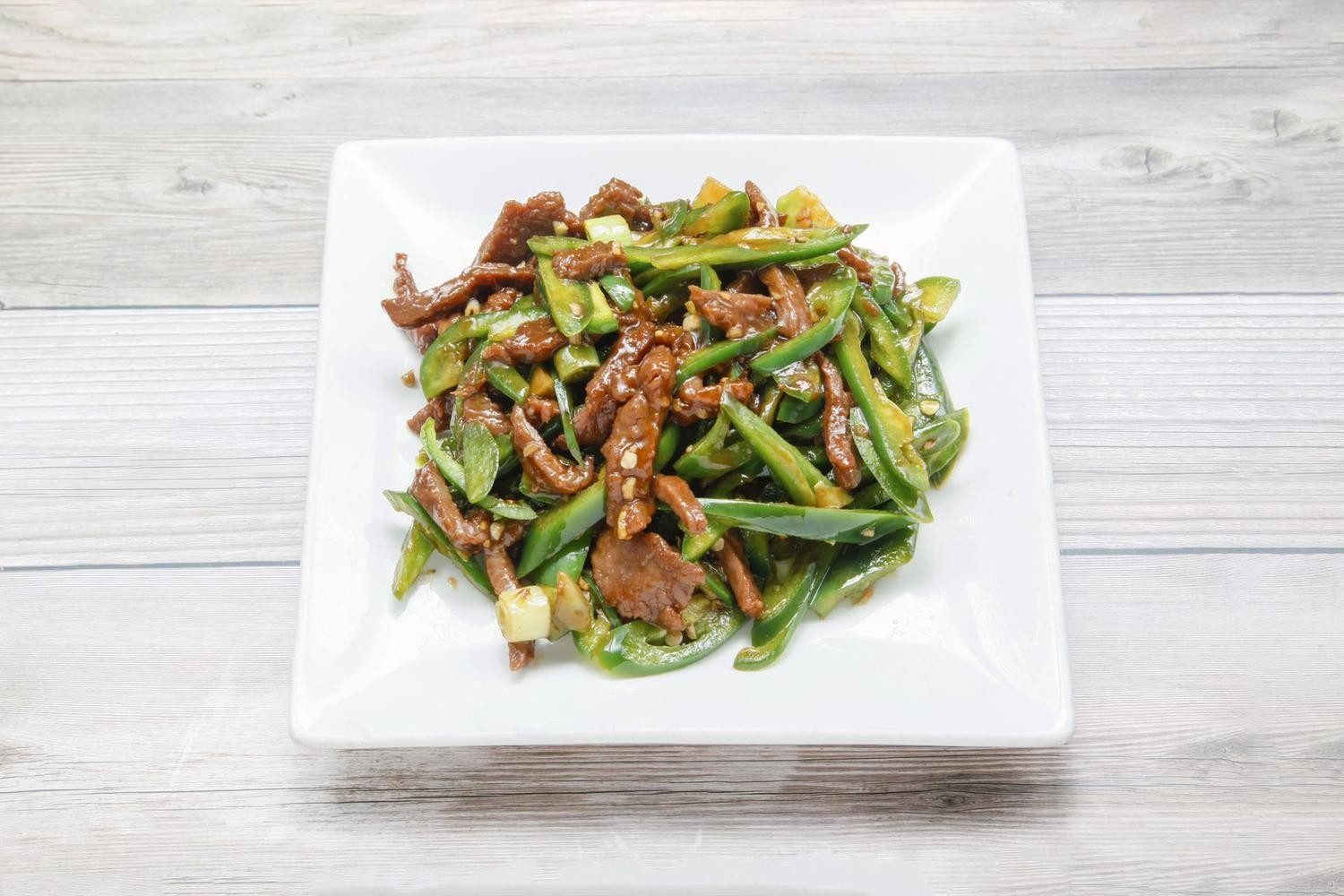 Spicy shredded beef with jalapeño peppers / 辣牛肉丝.