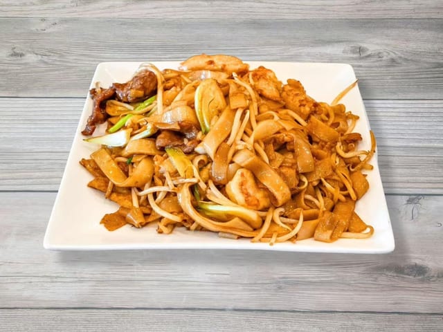 Chow fun (pork, beef, chicken, barbecued pork, vegetable) / 各式炒河粉.