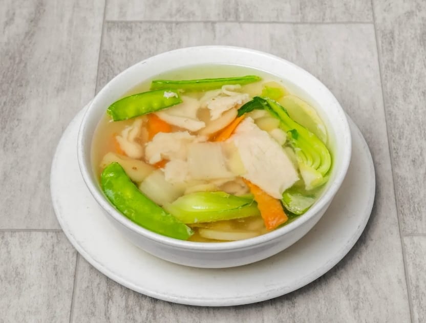 Chicken veggie soup / 蔬菜鸡片汤.