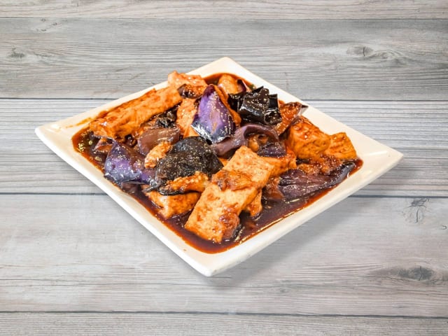 Stir-fried eggplants with fried tofu (dinner) / 茄子豆腐（晚）.