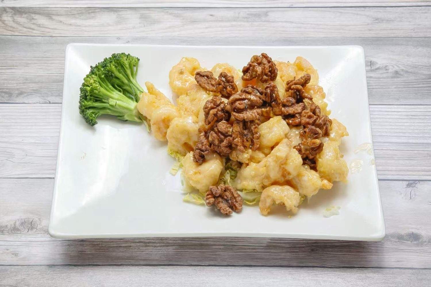 Honey Glazed Walnut Shrimps/ 核桃西汁虾.