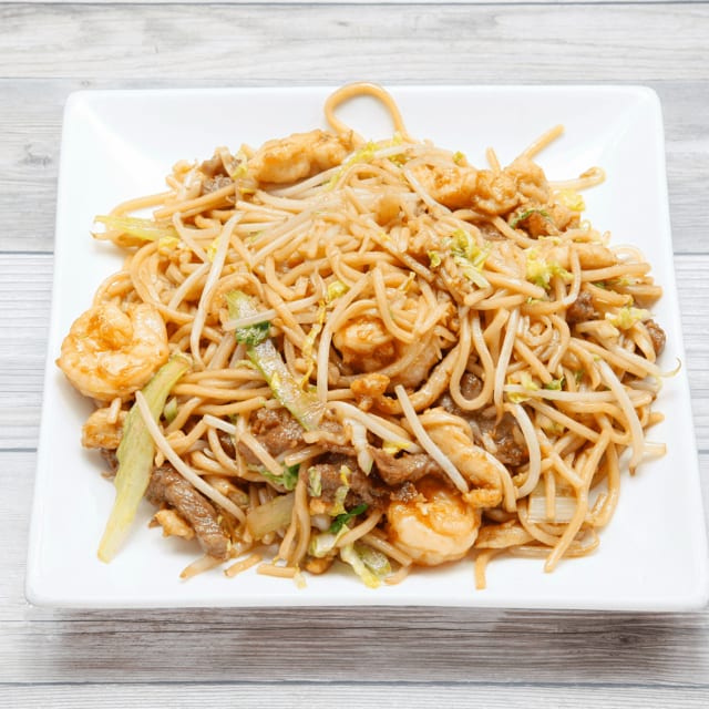 Three flavors chow mein / 三鲜炒面.