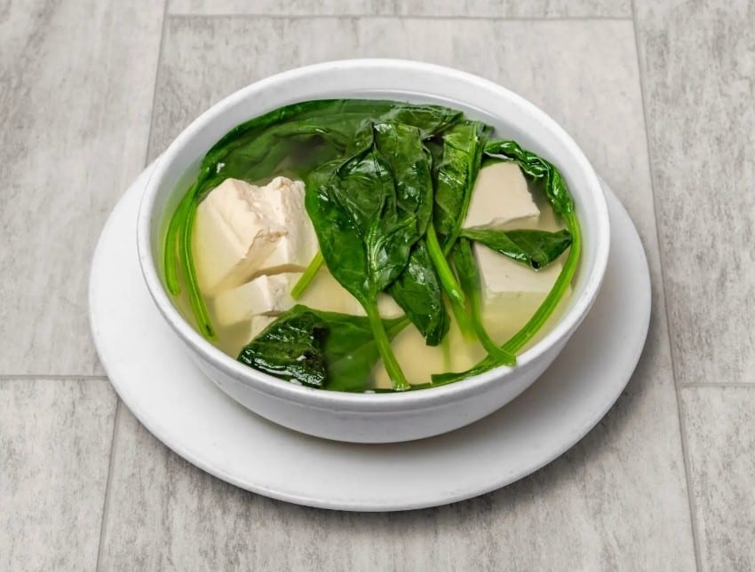 Spinach and bean curd soup / 菠菜豆腐汤.