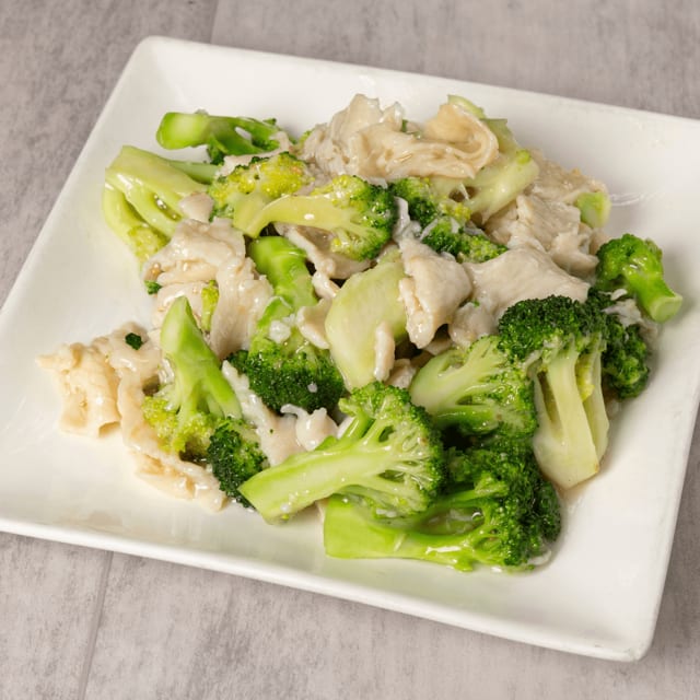 Sliced chicken with broccoli / 芥兰鸡片.