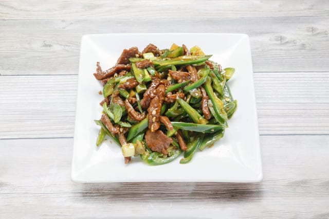 Spicy shredded beef with jalapeño peppers (lunch) / 辣牛肉丝（午）.