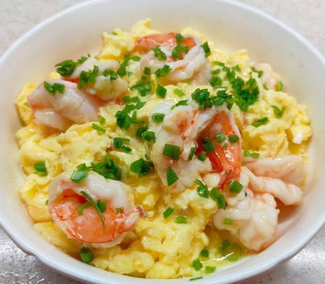 Chinese style scrambled eggs with tomatoes / 番茄炒蛋.