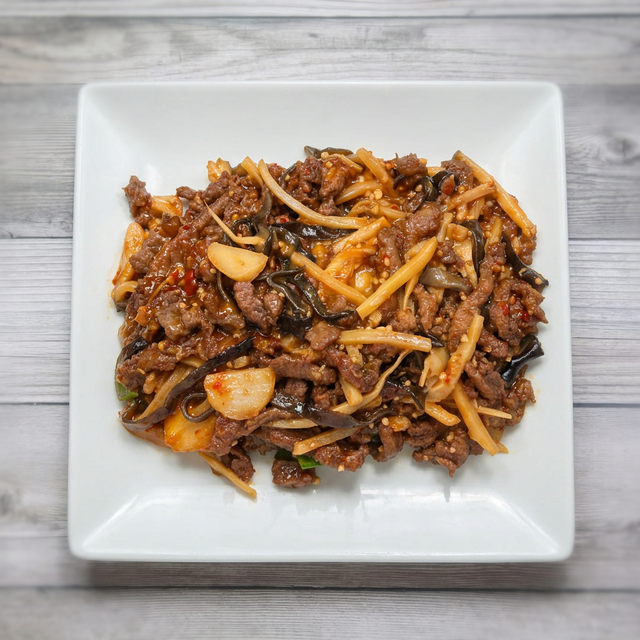 Shredded beef with garlic sauce / 鱼香牛肉丝.