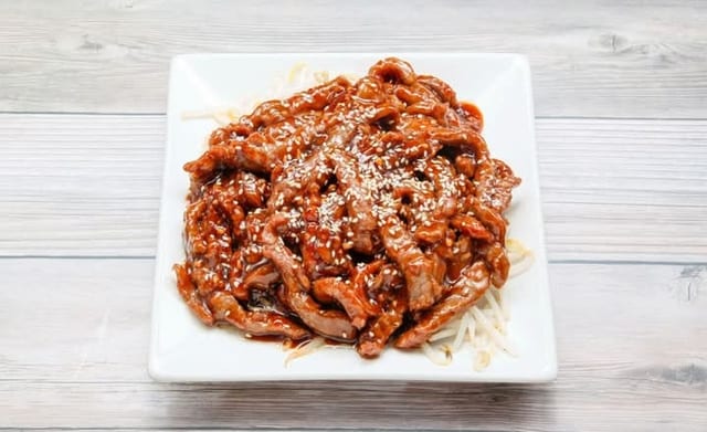 Sesame beef / 芝麻牛肉.